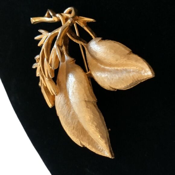 Sarah Coventry Leaf Brooch Branch Pin Sea Whispers Gold Tone Baroque Rococo 60s. - Picture 3 of 16